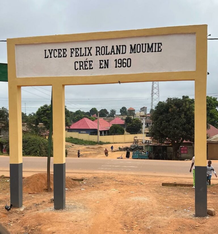 GUINÉE/ HOMMAGE/ LYCÉE MOUMIE A NZEREKORE : un portique flambant neuf à ...